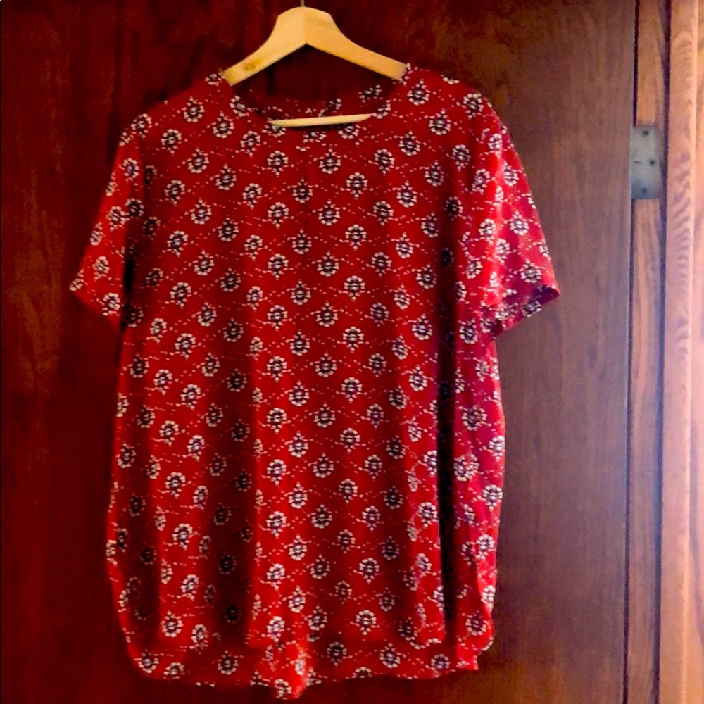 Cute short sleeve top with back button at collar